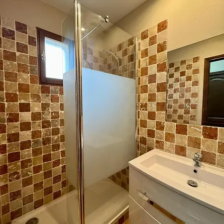 Dans Résidence Avec Piscine à Sisco